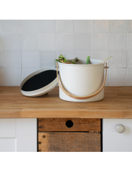 Seau à compost d'intérieur 7L en métal et bambou avec filtre charbon PEBBLY