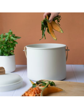 Seau à compost d'intérieur 7L en métal et bambou avec filtre charbon PEBBLY