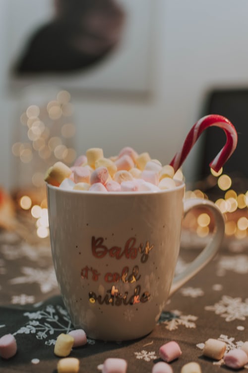 Chocolat chaud aux épices recouverts de mini chamallows