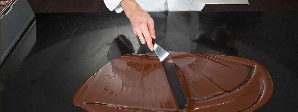 Tempérer le chocolat sur un marbre